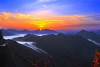 高山流瀑迎朝阳