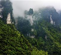 雾绕悬峰古寺