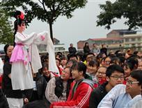 亲临现场
