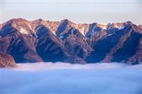 《雾漫雪玉山》
