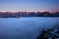 《雪玉山的雾和雪景》