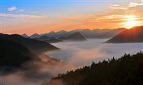 晨雾穿流千重山