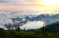 层峦叠嶂迎朝晖