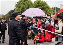 《关爱》