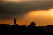 《金光映宝塔》