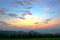 旭日东升.彩云飘