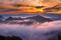 《云雾方斗山》