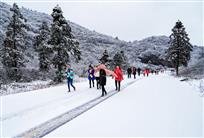 《雪玉山雪地游玩》