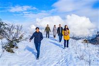 《蓝天白云下的踏雪者》