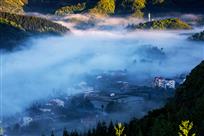 晨雾新山村