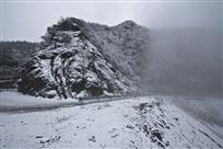 《严寒雪玉白山贫》