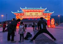 庙会门前留个影