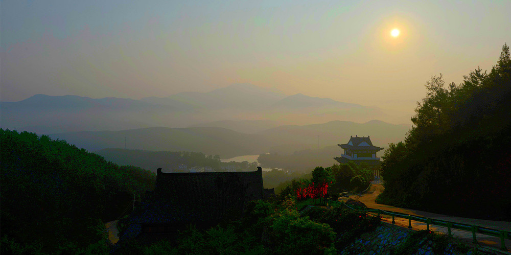 上周末的早晨,在观音阁上俯瞰观音湖,金色的阳光普照,湖区青山隐现在