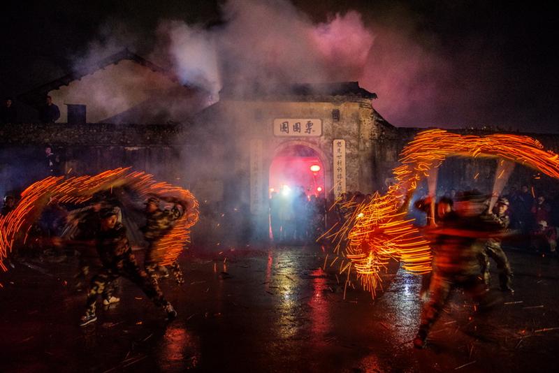 作品描述 描述栗园围传统活动,舞起香火龙,红红火火闹元宵 祈祷