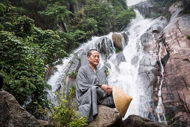 上一页 下一页 作品名称 打坐 作品描述 九华山后山寺庙尼姑在打坐