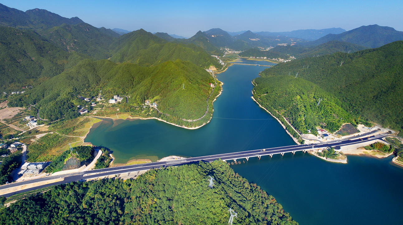 拍摄地点: 黄岩区长潭水库  拍摄时间: 2017-10-27  作品       风