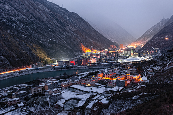 上一页 下一页 作品名称 姑咱雪后夜景(堆栈 作品描述 姑咱镇海拔