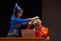 《壮族绣球敬亲人》