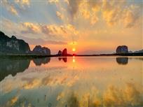 落霞共舞天一色