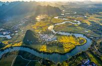 万丈光芒照覃排半岛