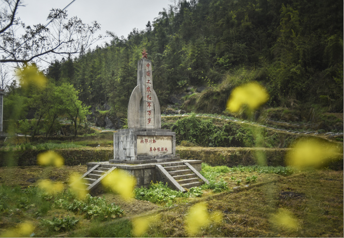 下一页 作品名称: 静静的田野  作品描述: 龙山是原湘鄂川黔革命根据