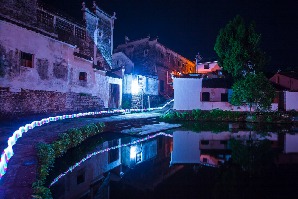 上一页 下一页 作品名称: 夜行八卦村  作品描述: 金华兰溪诸葛八卦村