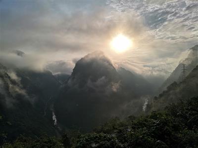 七点半的丽江华坪县鸡冠山