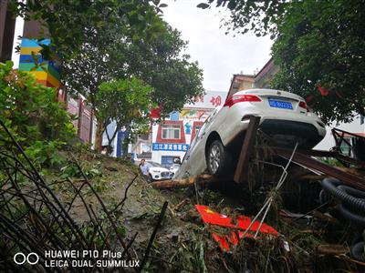 摄影人亲历汶川三江8.20洪灾手纪实之一：             洪灾肆虐，三江镇在哭泣