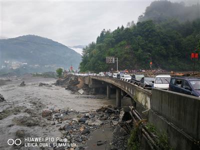 摄影人亲历汶川三江8.20洪灾手机纪实之三：两万游客大转移，鹞子山生命通道突围！