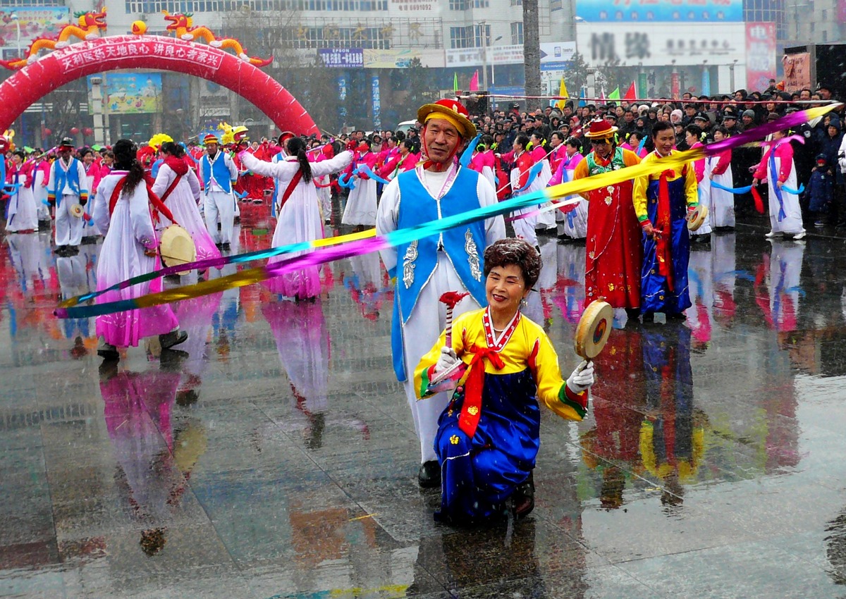 朝鲜族民族特色象帽舞小孩图片-图行天下素材网