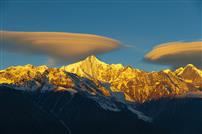 云幄悬巅，金山破晓