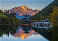 山水映秀，玉龙生辉