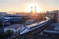 日落鎏金：高铁织就昆明的黄昏