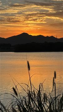 湖边晚霞