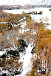 明湖雪景美如画