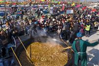 集市上的大锅宴