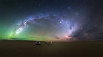 戈壁滩上的气辉与银河