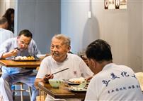 《社区食堂饭菜飘香》