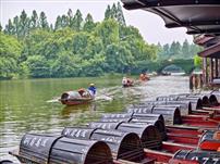 碧水绿树乌篷行