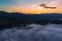 《云海奇峰沐朝霞》