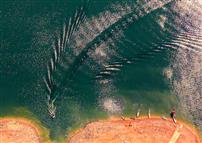 《波光潋滟迎归舟》