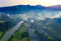 《晨雾轻舞山水秀》