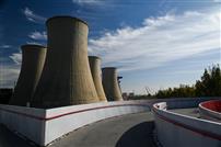 高炉烟囱飘白云