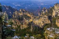 天然长城披残雪，金辉斜照显峥嵘