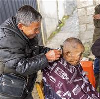 墟里风前老鬓裁，一推轻响市声来