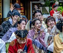 汉服霓裳笑靥繁，同聚寻芳喜结缘