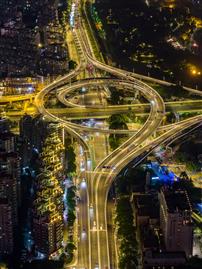 立交织夜，城脉流光