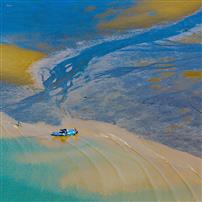 蓝金织海，渔舟栖滩