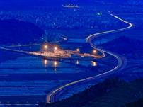 银带织城，夜绘华章