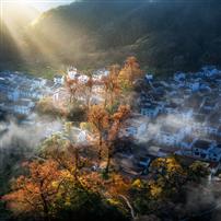 白墙黛瓦，秋染古村